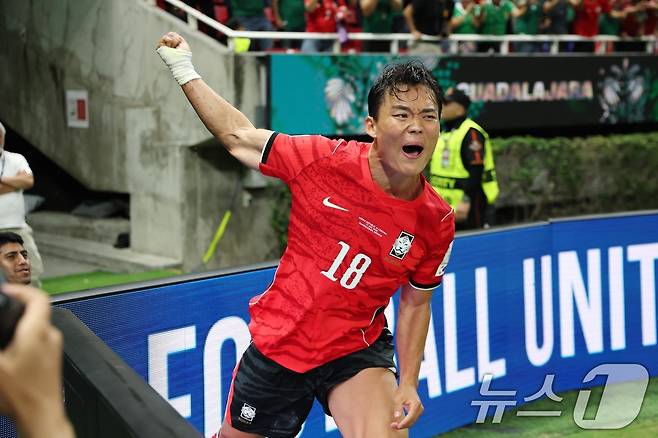 대한민국 축구국가대표팀 오현규가 11일(현지시간) 멕시코 할리스코주 사포판 과달라하라 스타디움에서 열린 2026 북중미 월드컵 A조 조별리그 1차전 대한민국과 체코의 경기에서 역전골을 넣고 환호하고 있다. 이날 경기는 대한민국이 체코를 상대로 2-1로 승리했다. 2026.6.12 ⓒ 뉴스1 임세영 기자