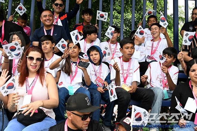 7일(한국시각) 멕시코 과달라하라 인근 사포판에 위치한 월드컵대표팀 베이스캠프 훈련장인 치바스 베르데 바예에서 진행된 대한민국 월드컵 대표팀의 공식 훈련, 이날 대표팀은 오픈트레이닝을 가졌다. 오픈트레이닝에 참가한 멕시코 현지 팬들이 태극기를 손에 들고 포즈를 취하고 있다. 사포판(멕시코)=허상욱 기자wook@sportschosun.com/2026.06.07/