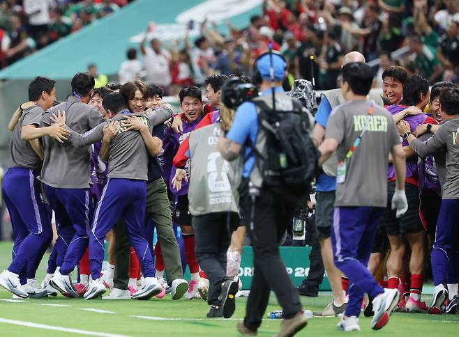 환호하는 홍명보와 손흥민      (사포판[멕시코 할리스코주]=연합뉴스) 신준희 기자 = 11일(현지시간) 멕시코 사포판 과달라하라 스타디움에서 열린 2026 북중미 월드컵 A조 1차전 한국과 체코의 경기가 한국의 2대1 역전승으로 끝났다.     경기 종료 휘슬이 울리자 홍명보 감독과 손흥민 등 선수들이 환호하고 있다. 2026.6.12