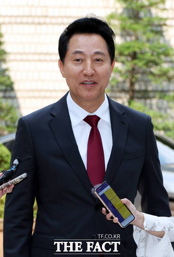 오세훈 서울시장이 지난 10일 오전 서울 서초구 서울중앙지방법원에서 열린 '명태균 여론조사 의혹' 사건 1심 속행 공판에 출석하며 취재진의 질문에 답하고 있다. /이새롬 기자