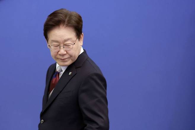 이재명 대통령이 이달 4일 청와대에서 열린 수석보좌관회의에서 국민의례를 마친 뒤 착석하고 있다. 2026.6.4 [청와대통신사진기자단] 연합뉴스
