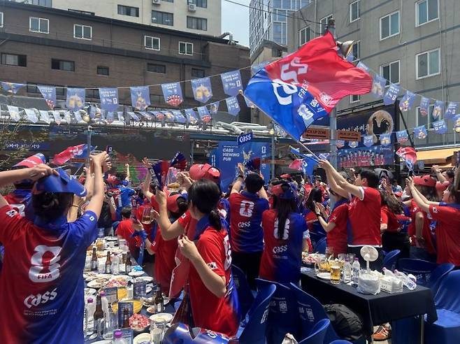 서울 을지로 달맞이광장바베큐 본점에서 12일 열린 '카스 뷰잉펍'에서 2026 피파 북중미 월드컵 한국 국가대표님의 조별예선 경기를 보면서 관람객들이 응원을 하고 있다. 허경준 기자.