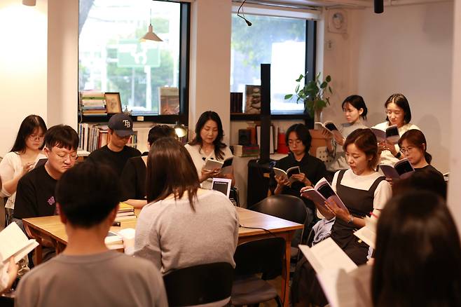허수경 시인의 생일인 9일에 맞춰 열린 유고 시집 출간 및 낭독회에서 참석자들이 함께 시집을 읽고 있다./난다