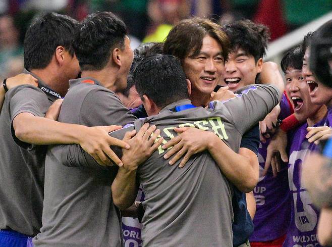 12일 북중미 월드컵 체코전 승리가 확정되자 홍명보 감독이 선수단과 함께 기뻐하고 있다. /허상욱 스포츠조선 기자