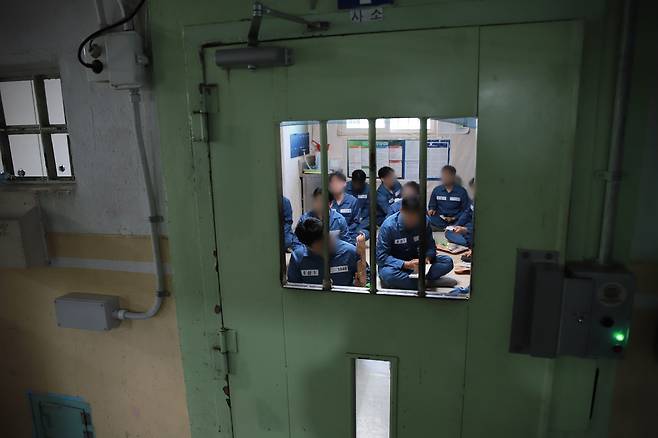 교정시설 현장 진단에서 수용복을 착용한 법조기자단이 수용자의 하루 일과를 직접 체험하는 모습. /법무부 제공
