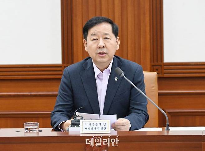 구윤철 경제부총리 겸 재정경제부 장관이 12일 서울 종로구 정부서울청사에서 열린 비상경제본부회의 겸 경제관계장관회의를 주재, 모두발언을 하고 있다.ⓒ재정경제부