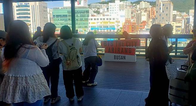 12일 오전 부산 동구 부산역에서 BTS 공연을 보기 위해 부산을 찾은 외국인들이 기념촬영하고 있다. 사진=백창훈 기자