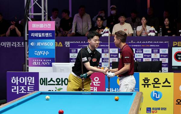 당구 천재 김영원이 11일 열린 하이원리조트 챔피언십 결승전에서 응오딘나이와 악수하고 있다. PBA 제공