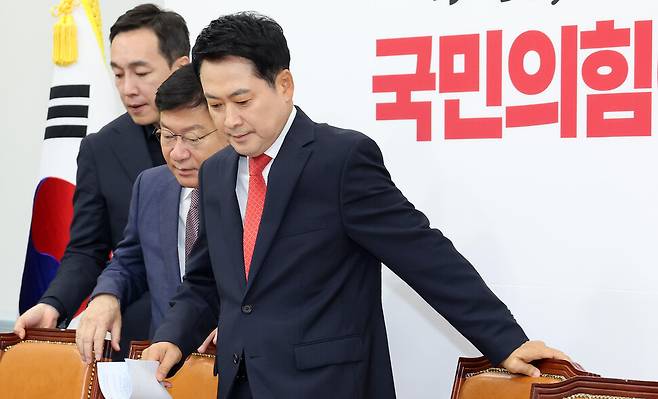 장동혁 국민의힘 대표와 정점식 원내대표, 김민수 최고위원이 11일 국회에서 열린 최고위원회의에 입장하고 있다. 연합뉴스