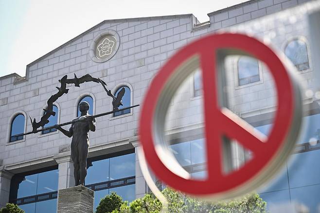6·3 지방선거 투표용지 부족 사태에 대한 중앙선거관리위원회 진상규명위원회의 첫 회의가 열린 10일 선거 기표 도장 모양의 조형물 뒤로 경기 과천시 청사가 보이고 있다. 정다빈 기자