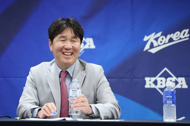 <yonhap photo-4669="">류지현 야구대표팀 감독이 11일 서울 중구 프레스센터에서 열린 2026 아이치·나고야 아시안게임 야구 국가대표팀 최종 명단 공개 기자회견에서 밝은 표정을 짓고 있다. 2026.6.11 [연합뉴스]</yonhap>
