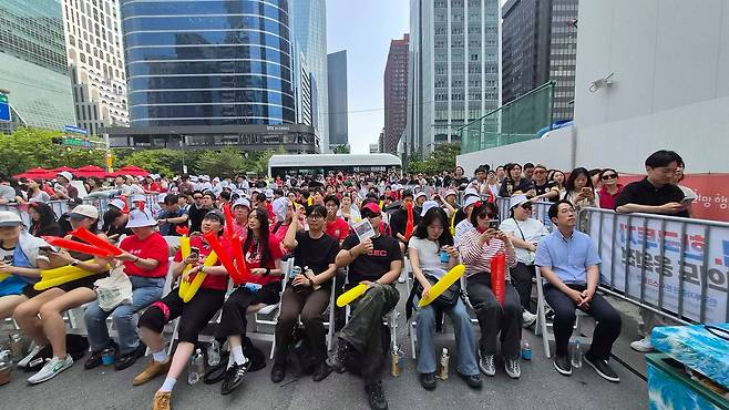 2026 북중미 월드컵 1차전이 열리는 12일 오전 서울 여의도 한국투자증권 본사 앞에서 열린 거리 응원에 시민들이 모여 있다. 이규림 기자