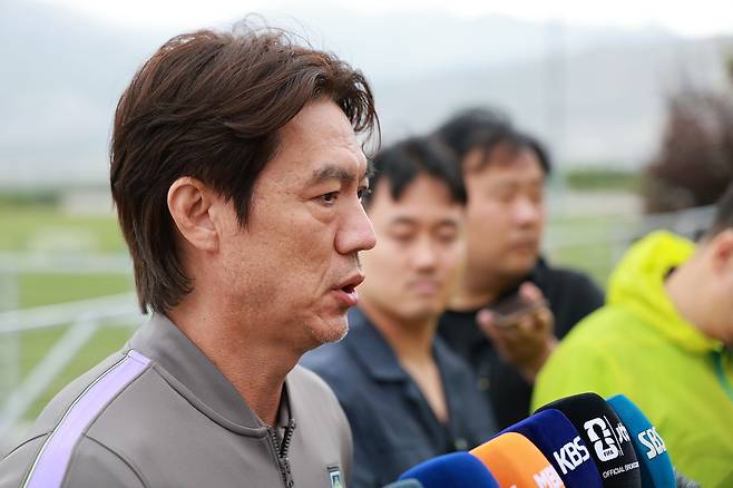 홍명보 대한민국 축구대표팀 감독이 29일(현지시간) 미국 유타주 헤리먼에 위치한 자이언스뱅크 트레이닝센터에서 인터뷰를 하고 있다. 뉴스1