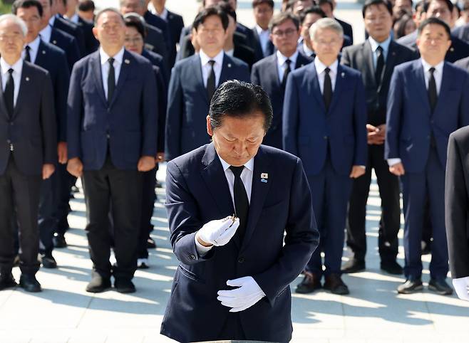 더불어민주당 정청래 대표가 12일 광주 북구 국립5ㆍ18민주묘지를 찾아 참배하고 있다. 연합뉴스
