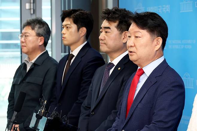 11일 오전 국회에서 국민의힘 초,재선 의원 모임인 '대안과미래’ 소속 의원들이 장동혁 대표 사퇴 촉구 기자회견을 하고 있다. 장진영 기자