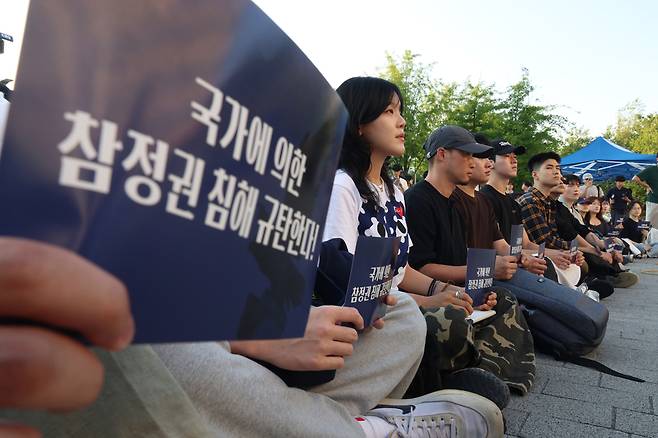 전국 주요 대학 총학생회들이 6·3 지방선거 투표용지 부족사태를 규탄하는 취지의 시국선언을 동시다발로 진행한 10일 서울 연세대학교 신촌캠퍼스 학생회관 앞에서 총학생회 비상대책위원회 등 학생들이 시국선언을 하고 있다. /뉴시스