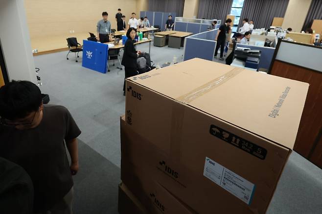 2026 지방선거 투표지 부족사태 사건을 수사 중인 서울경찰청 광역범죄수사대 관계자가 11일 오후 경기도 과천시 중앙선거관리위원회 선거종합상황실에서 압수수색을 하고 있다. /사진=뉴스1