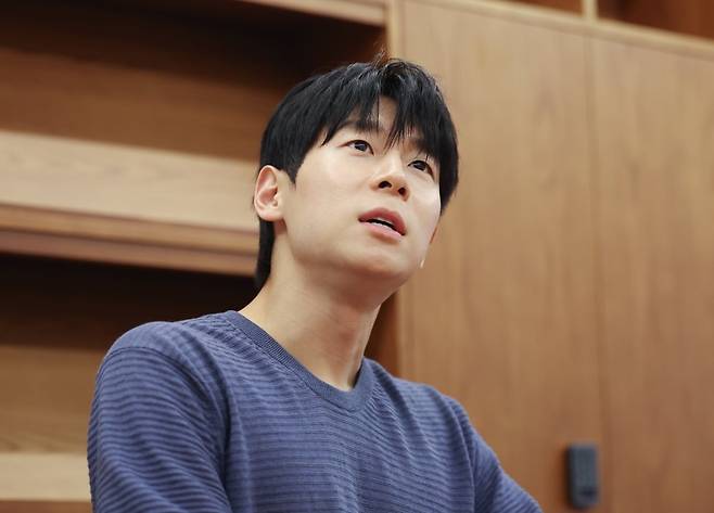 바이올리니스트 대니 구가 서울 종로구 크레디아클래식클럽 스튜디오에서 아르떼와 인터뷰를 하고 있다. 이솔 기자.