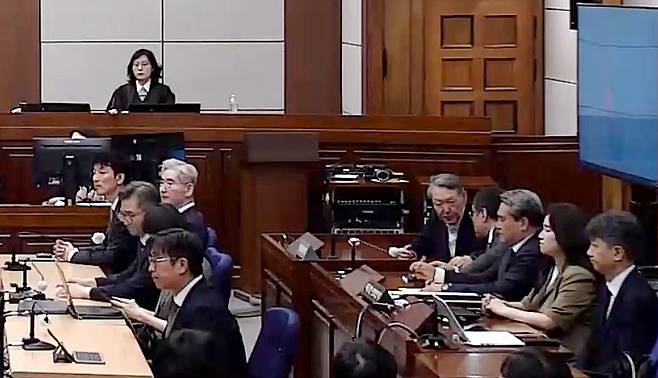 전직 대통령 윤석열이 12일 서울중앙지법에서 열린 외환죄 사건 1심 선고공판에 출석해 변호인단 배보윤 변호사와 대화하고 있다. 연합뉴스
