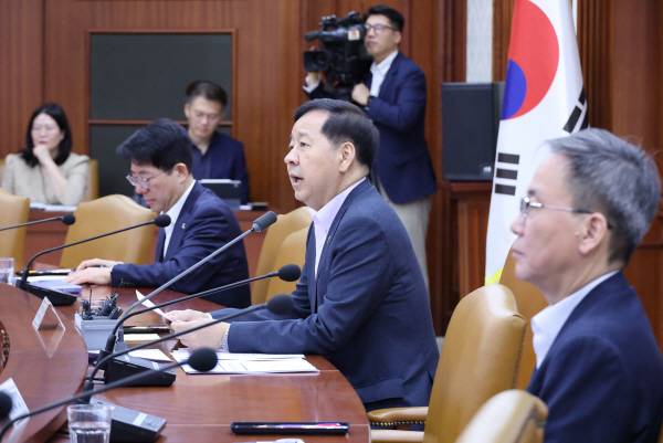 구윤철(오른쪽에서 두 번째) 부총리 겸 재정경제부 장관이 12일 정부서울청사에서 열린 ‘비상경제본부회의 겸 경제관계장관회의’에서 모두발언을 하고 있다. 연합뉴스