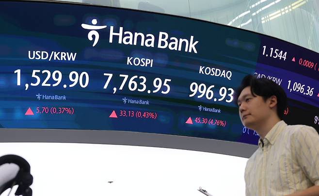 11일 서울 중구 하나은행 딜링룸 현황판에 코스피, 코스닥 종가가 표시되고 있다. 연합뉴스