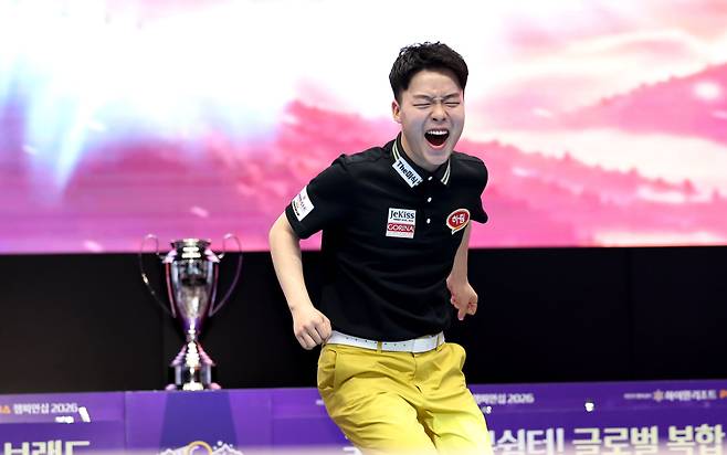 ‘18세 신성’ 김영원이 통산 네 번째 PBA투어 우승컵을 들어올렸다. PBA 제공