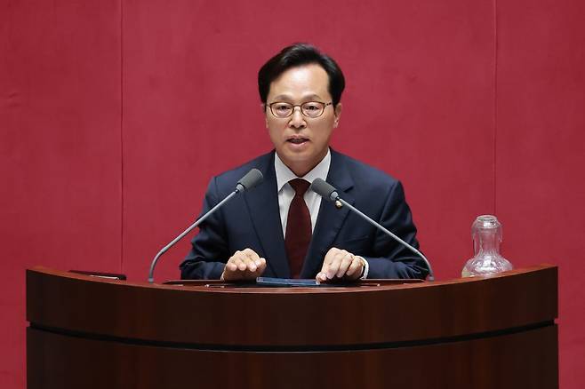 윤용근 국민의힘 의원이 5일 국회에서 22대 국회 후반기 의장단을 선출하기 위해 열린 본회의에서 선서한 뒤 인사말하고 있다. 연합뉴스