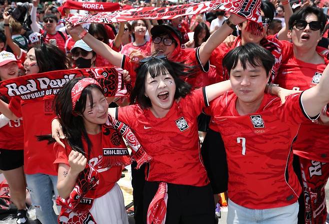 2026 북중미 월드컵 조별리그 A조 한국과 체코의 경기가 열린 12일 서울 종로구 광화문광장 거리응원 무대에서 시민들이 한국 국가대표팀의 승리에 환호하고 있다. 연합뉴스