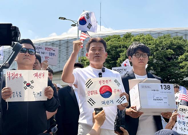 전 한국사 강사 전한길씨와 전씨의 지지자들이 12일 개표소 봉쇄 시위 현장인 서울 송파구 SK핸드볼경기장 앞에서 잠실7동 제2투표소에 보관돼 있다 사라진 투표용지 보관상자 중 1개를 제보를 통해 확보했다고 주장하며 상자를 공개하고 있다. / 사진=연합뉴스