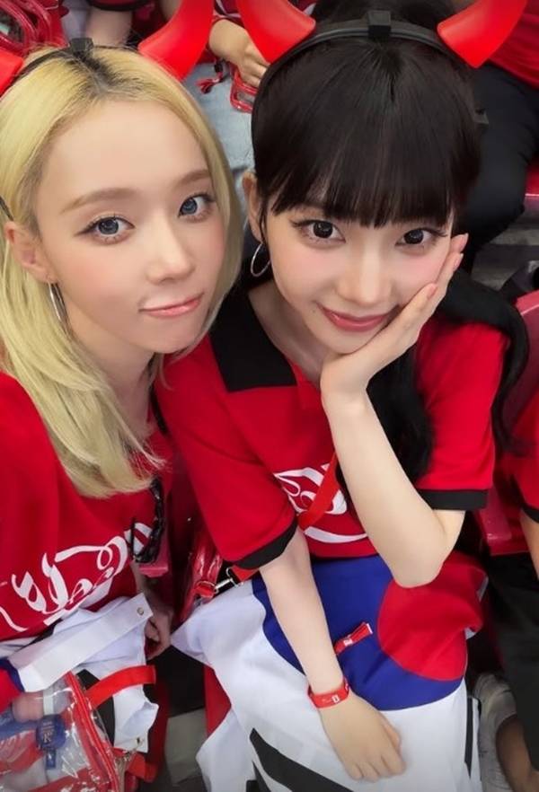 그룹 에스파 멤버 카리나, 윈터가 붉은 악마로 변신했다. 사진=카리나, 윈터 SNS