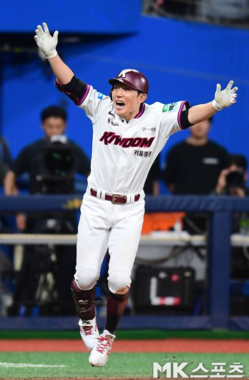 12일 오후 고척스카이돔에서 벌어진 2026 프로야구 한화 이글스와 키움 히어로즈의 경기에서 키움이 한화에 끝내기 역전승으로 2연패에서 탈출했다. 키움은 2-3으로 뒤지던 9회 말 2사에서 서건창이 끝내기 적시타를 쳐 4-3으로 승리했다. 키움 서건창이 승리 후 기뻐하고 있다. 한편 이날 경기에서 패한 한화는 3연승 도전에 실패했다. 사진(고척 서울)=김재현 기자