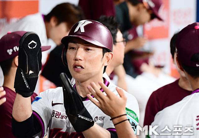 5월 27일 오후 서울 고척스카이돔에서 ‘2026 신한 SOL KBO 리그’ KIA 타이거즈와 키움 히어로즈 경기가 열렸다. 1회말 1사 1, 3루에서 키움 최주환의 적시타때 동점 득점을 올린 3루주자 서건창이 더그아웃 동료들과 하이파이브를 하고 있다. 사진=김영구 기자