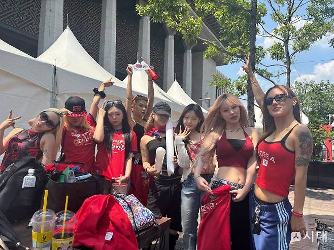12일 한국 축구대표팀을 응원하기 위해 서울 광화문광장에 모인 힙합댄스팀 '피어'가 포즈를 취하고 있다./ 사진=최혜승 기자