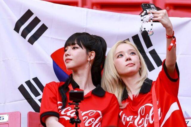 그룹 에스파 멤버 카리나와 윈터가 월드컵 경기장 SNS에서 모습을 드러냈다. / 멕시코 과달라하라의 에스타디오 아크론 공식 소셜미디어