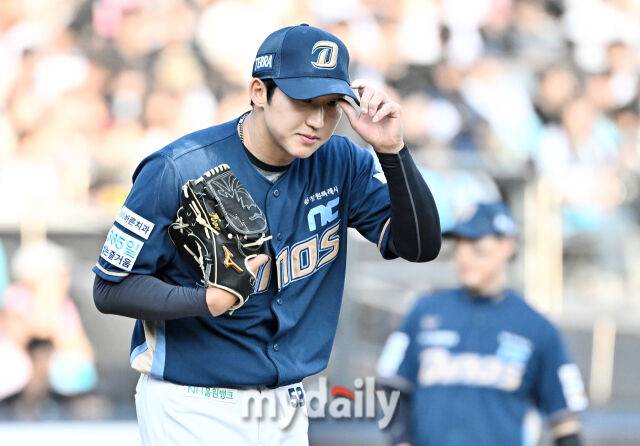 23일 오후 경기도 수원시 조원동 수원KT위즈파크에서 진행된 '2026 프로야구 KBO리그' KT위즈와 NC다이노스의 경기. NC 구창모가 3회말 1사 만루서 김상수에게 사구를 던진 뒤 사과를 하고 있다./마이데일리 DB