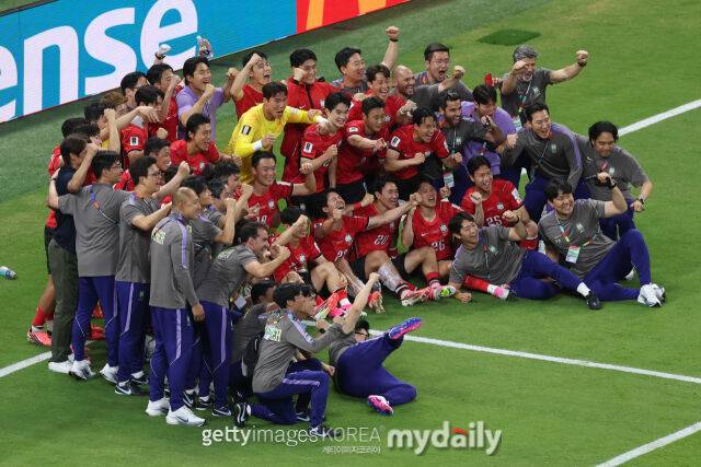 대한민국 축구대표팀이 12일 과달라하라 스타디움에서 열린 체코와의 2026 국제축구연맹(FIFA) 북중미 월드컵 A조 조별리그 1차전에서 2-1로 역전승을 거뒀다. 경기 종료 후 기념 사진을 촬영하고 있는 대표팀./게티이미지코리아