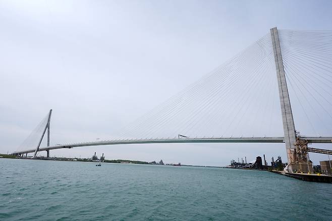 지난달 22일(현지시간) 캐나다 온타리오주 윈저와 디트로이트 사이에 건설 중인 고르디 하우 다리의 모습. [AP]
