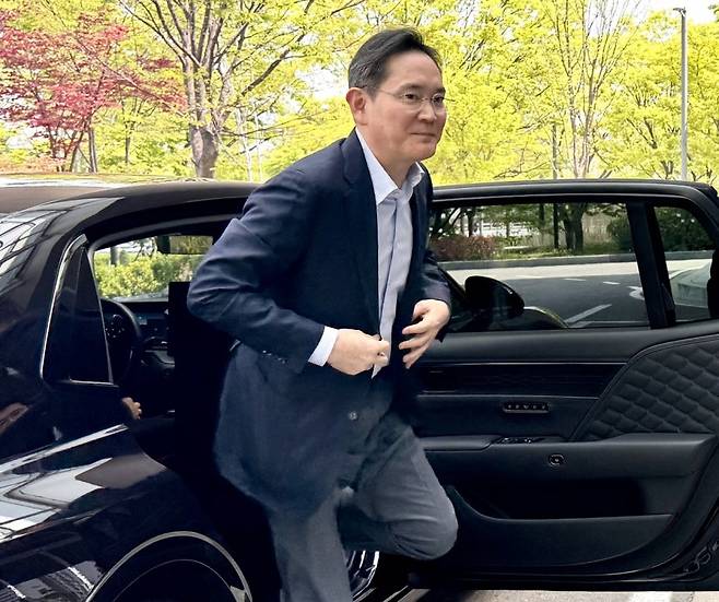 이재용 삼성전자 회장이 지난 4월 인도·베트남 경제사절단 동행을 위해 서울 강서구 서울김포비즈니스항공센터(SGBAC)를 통해 출국하고 있다. [연합]