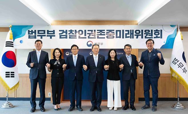 법무부는 지난 10일 민주사회를 위한 변호사모임 회장 출신인 장주영 변호사를 위원장으로 하는 검찰인권존중미래위원회를 발족했다. [법무부]