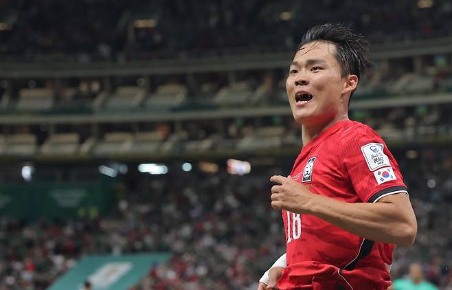 11일(현지시간) 멕시코 사포판 과달라하라 스타디움에서 열린 2026 북중미 월드컵 A조 1차전 한국과 체코의 경기. 후반 오현규가 역전골을 넣은 뒤 코너로 내달리며 기뻐하고 있다. [연합]