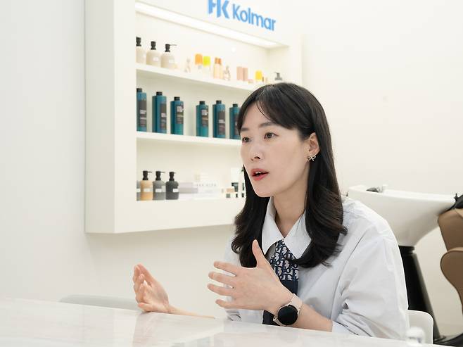 이현숙 한국콜마 퍼스널케어연구소장이 헤럴드경제와 인터뷰하고 있다. [한국콜마]