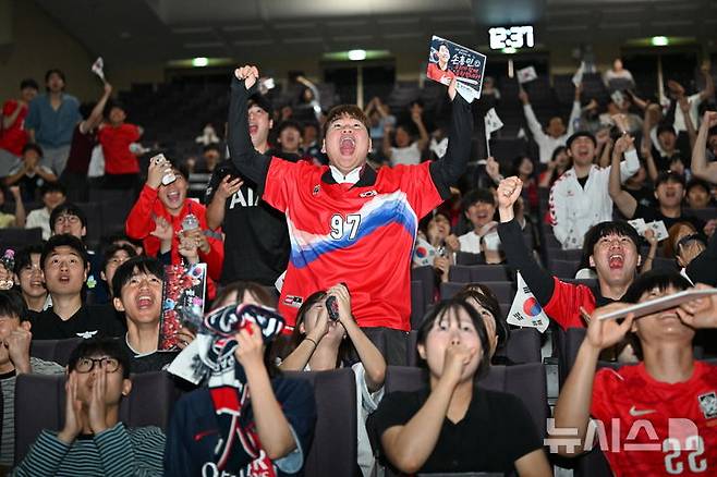 [광주=뉴시스] 이영주 기자 = 2026 FIFA 북중미 월드컵 A조 1차전 대한민국 대 체코전이 열린 12일 오전 국가대표 축구선수 조규성(FC미트월란)의 모교인 광주 남구 광주대학교에서 교직원과 재학생들이 오현규(베식타스 JK)의 역전골에 환호하고 있다. 2026.06.12. leeyj2578@newsis.com