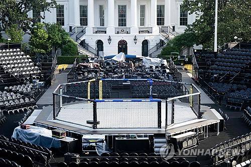 백악관 남쪽 잔디밭에 설치된 UFC '옥타곤' [AFP=연합뉴스 제공]