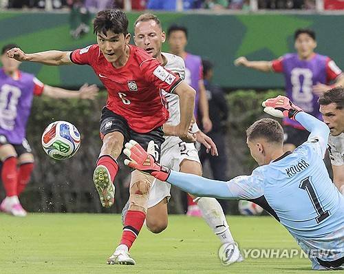 12일(한국시간) 멕시코 과달라하라 스타디움에서 열린 2026 북중미 월드컵 A조 1차전 한국과 체코의 경기에서 황인범이 동점골을 넣고 있다. [연합뉴스 제공]