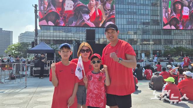 송무송(42)씨 가족들이 광화문 광장에서 대한민국 축구 국가대표팀을 응원하는 포즈를 취하고 있다. 송선교 기자