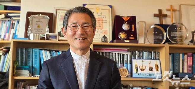 윤재선 산천무지개교회 담임목사 겸 북한대학원대학교 초빙교수.