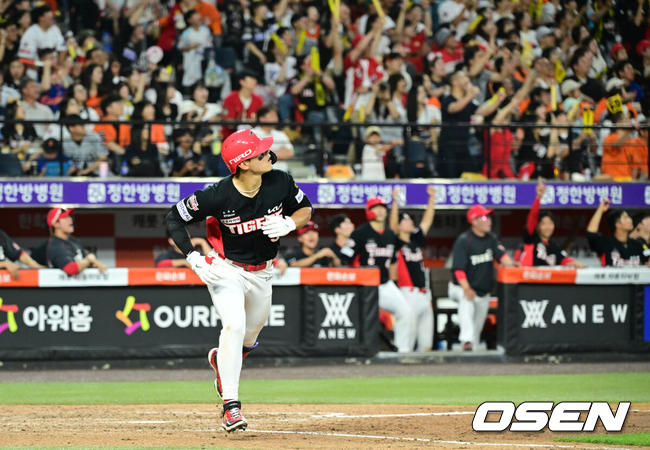 [OSEN=대전, 조은정 기자]9일 오후 대전한화생명볼파크에서 2026 신한 SOL KBO리그 한화 이글스와 KIA 타이거즈의 경기가 열렸다.이날 한화는 왕옌청을 KIA는 황동하를 선발로 내세웠다.4회초 2사 1,2루에서 KIA 김도영이 달아나는 좌중월 3점 홈런을 날리고 있다. 2026.06.09 /cej@osen.co.kr