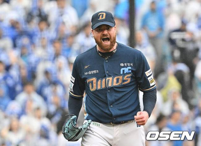 [OSEN=대구, 이석우 기자] 7일 대구 삼성라이온즈파크에서 2025 신한 SOL뱅크 KBO 와일드카드 결정전 삼성 라이온즈와 NC 다이노스의 경기가 열렸다. 홈팀 삼성은 로건이 방문팀 NC는 원태인이 선발 투수로 출전했다.NC 다이노스 로건이 3회말 2사 삼성 라이온즈 김영웅을 삼진으로 잡고 환호하고 있다. 2025.10.07 / foto0307@osen.co.kr
