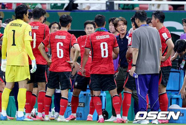 [OSEN=과달라하라(멕시코), 이대선 기자] 12일 (한국시간) 멕시코 에스타디오 과달라하라에서 2026 국제축구연맹(FIFA) 북중미 월드컵 A조 조별리그 1차전 대한민국과 체코의 경기가 열렸다.대표팀은 체코전을 시작으로 19일 개최국 멕시코와 같은 장소에서 격돌한 뒤, 25일 몬테레이 BBVA 스타디움에서 남아프리카공화국과 최종전을 치른다.홍명보 감독이 작전 지시를 하고 있다.2026.06.12 /sunday@osen.co.kr