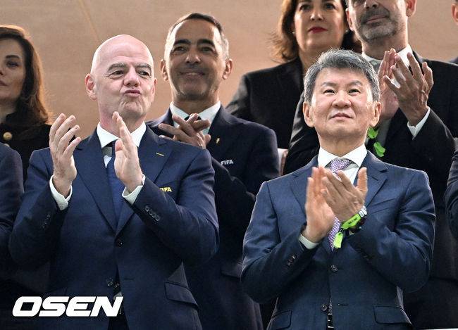 [OSEN=과달라하라(멕시코), 이대선 기자] 교체 카드가 그대로 적중했다. '슈퍼 조커'로 나선 오현규(25, 베식타스)가 짜릿한 역전골을 터트리며 포효했다.홍명보 감독이 이끄는 대한민국 축구대표팀은 12일(한국시간) 멕시코 과달라하라의 에스타디오 과달라하라에서 열린 2026 국제축구연맹(FIFA) 북중미 월드컵 A조 1차전에서 체코를 상대로 2-1 역전승을 거뒀다. 남아프리카공화국을 2-0으로 제압한 개최국 멕시코에 이은 조&nbsp;2위다.경기에 앞서 지아니 인판티노 국제축구연맹 회장과 정몽규 대한축구협회 회장이 박수를 치고 있다. 2026.06.12 /sunday@osen.co.kr
